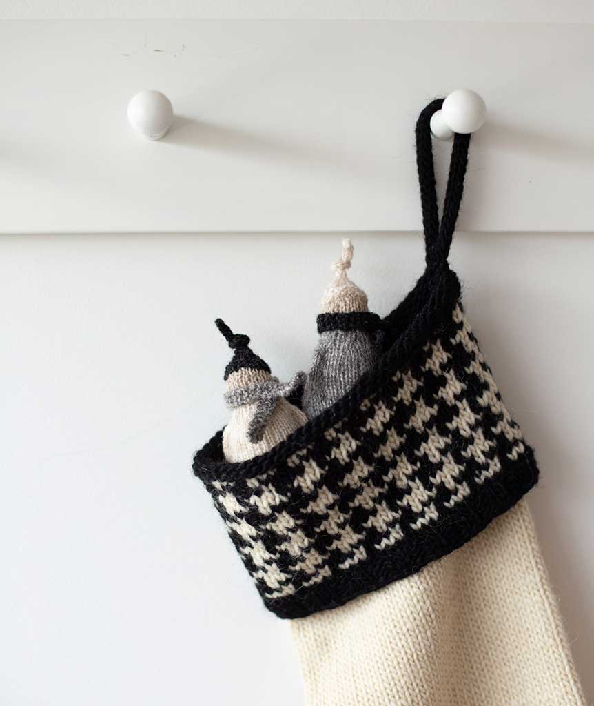 Basic Christmas Houndstooth Stocking Using Brown Sheep Lamb's Pride Worsted